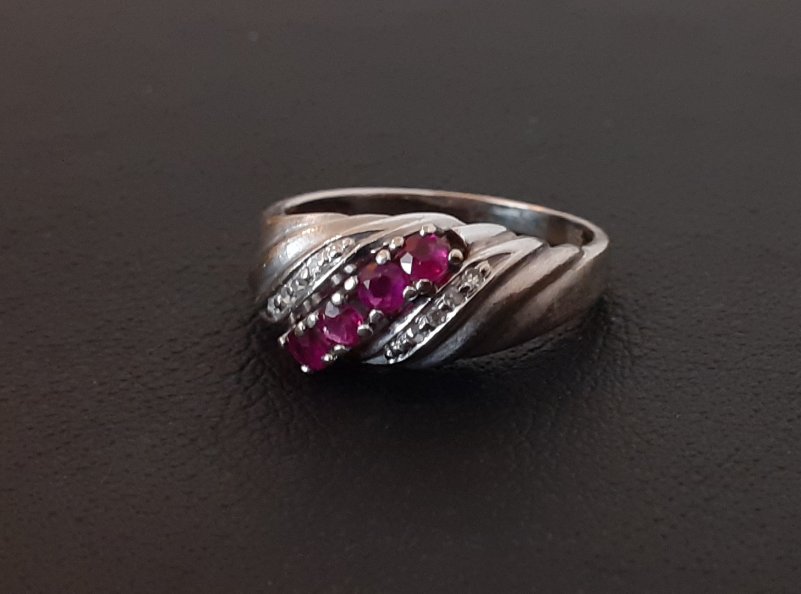 Gold 585 Ring WG Steine rot ca. 3,46g