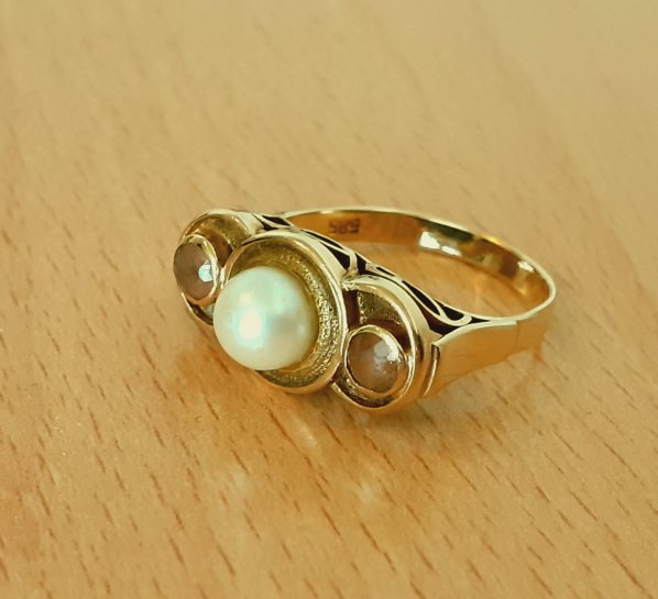 Gold 585 Ring 1 Perle 2 Steine ca. 4,03g