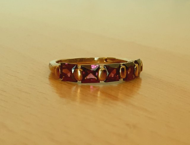 Gold 333 Ring 5 Steine violett ca. 1,87g