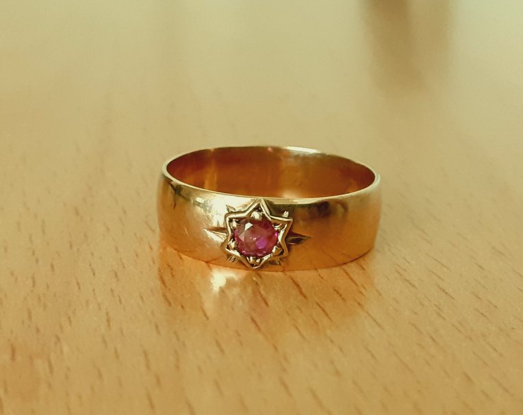Gold 333 Ring Stein rot ca. 2,5g